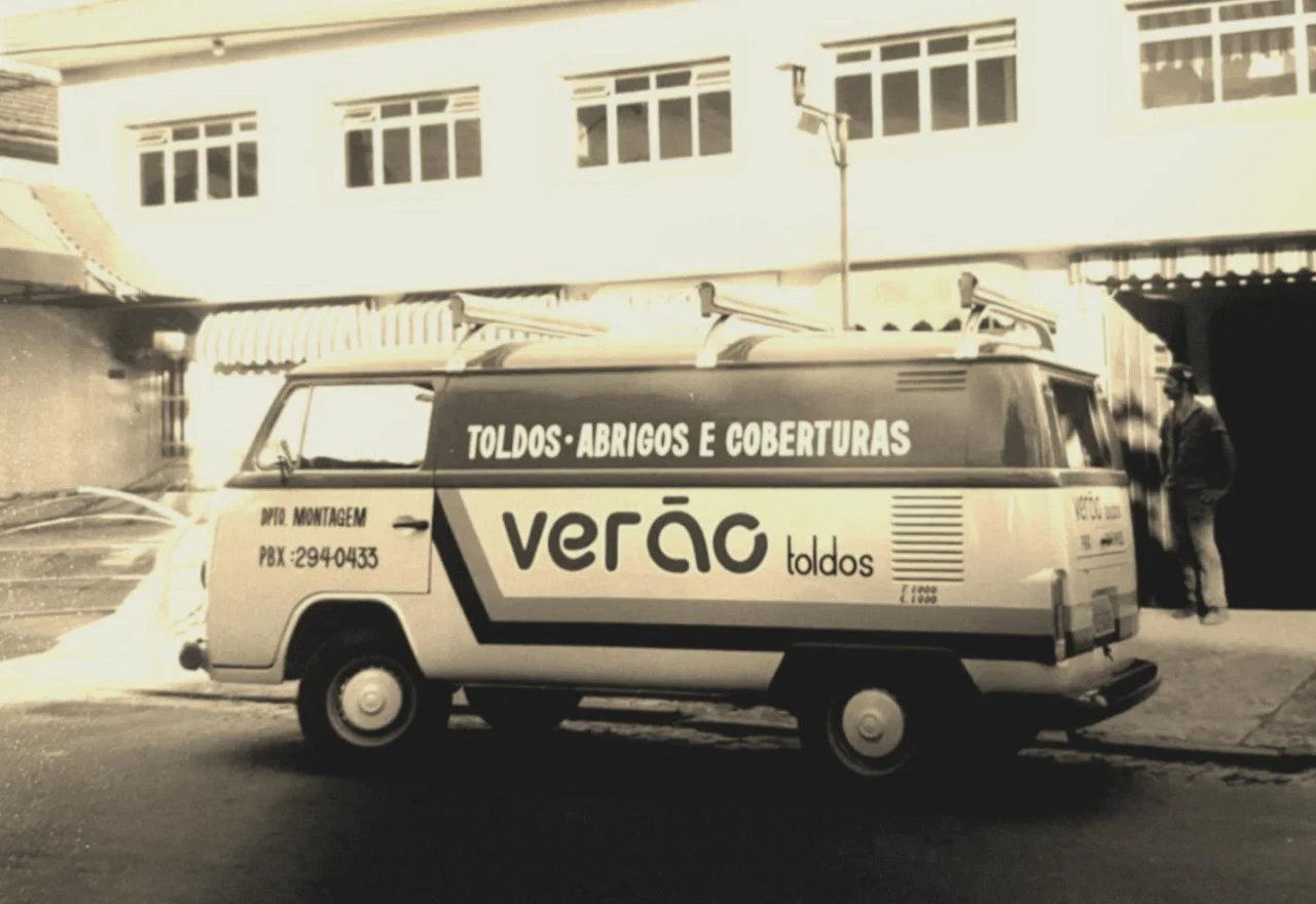 Equipe e veículo da Verão Toldos