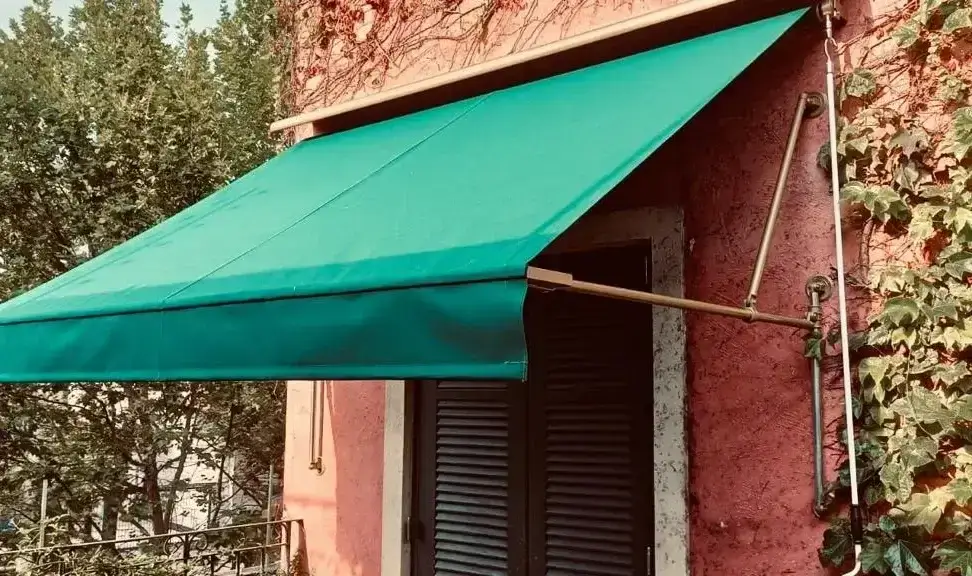 Toldo retrátil instalado